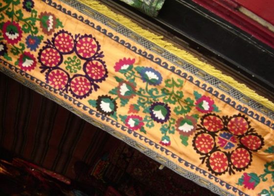 Suzani safar-chosz, szczęśliwej podróży