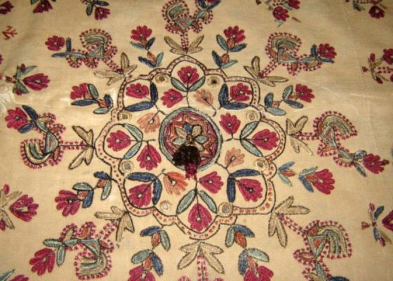 Szal Wełniany Haftowany Jedwabiem z Pakistanu