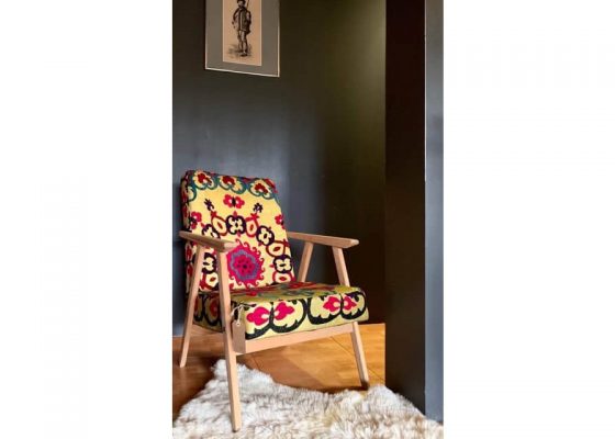 Polski dizajn z lat 70 - tych w obiciu suzani