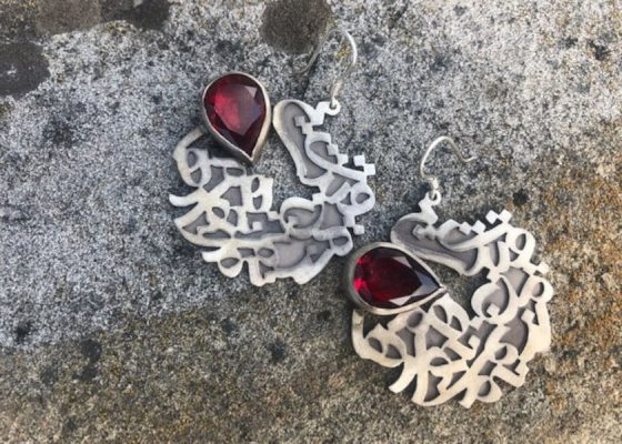 Srebrne kolczyki w kształcie kaligrafii perskiej z Teheranu