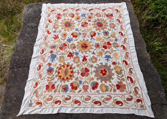 Galeria Persja: Suzani haftowane ręcznie, rękodzieło z Afganistanu, Styl vintage boho. Rękodzieło z Azji Centralnej.