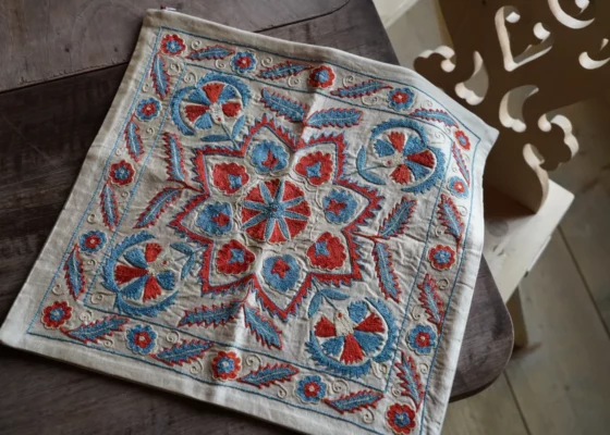 Poducha "Jedwab na jedwabiu" z Uzbekistanu - Galeria Persja