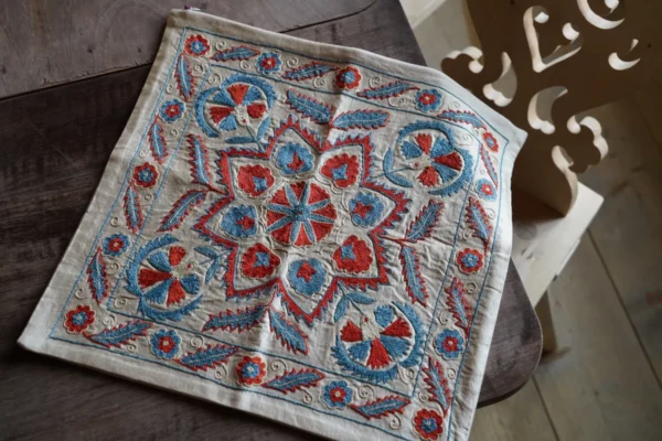 Poducha "Jedwab na jedwabiu" z Uzbekistanu - Galeria Persja