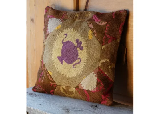 Poducha "suzani", haftowana ręcznie rękodzieło z Uzbekistanu