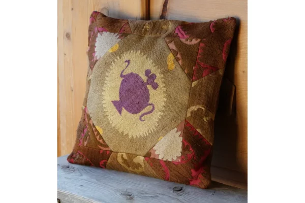 Poducha "suzani", haftowana ręcznie rękodzieło z Uzbekistanu