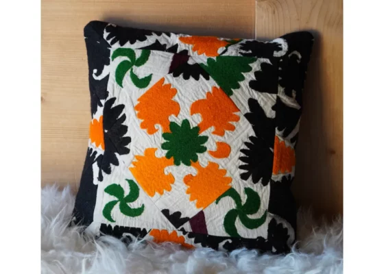 Poducha"suzani", haftowana ręcznie, Uzbekistan