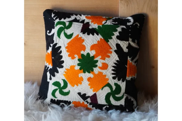 Poducha"suzani", haftowana ręcznie, Uzbekistan