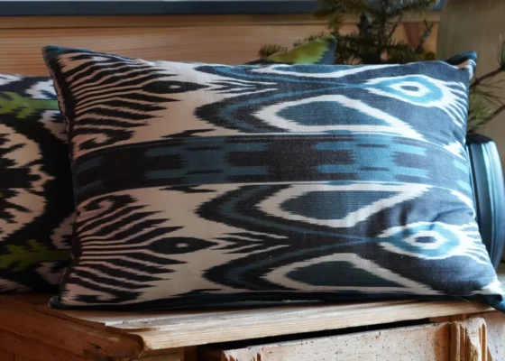 Dekoracyjna poducha "Ikatowa" z Uzbekistanu