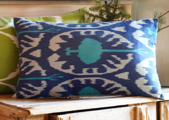 Dekoracyjna poducha "Ikatowa" z Uzbekistanu