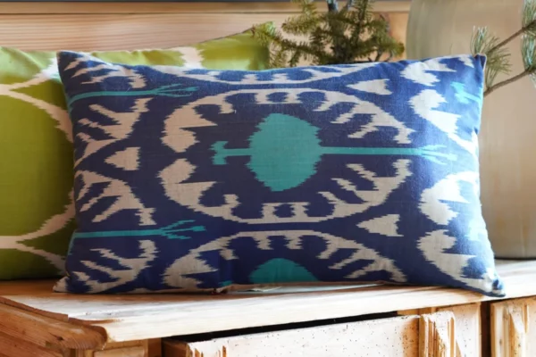 Dekoracyjna poducha "Ikatowa" z Uzbekistanu