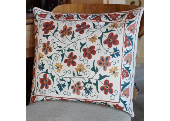 Poducha wykonane z naturalnego jedwabiu, z Uzbekistanu. Do wnętrz w stylu boho, etnicznym i eklektycznym.