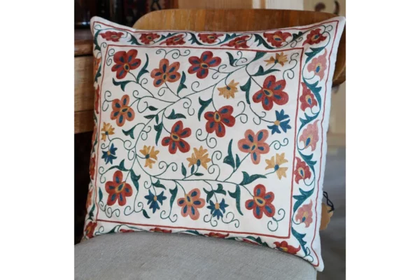 Poducha wykonane z naturalnego jedwabiu, z Uzbekistanu. Do wnętrz w stylu boho, etnicznym i eklektycznym.