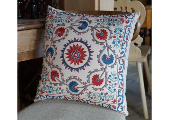 poduszka jedwab na jedwabiu, rękodzieło z Uzbekistanu - Galeria Persja rękodzieło z Azji Centralnej