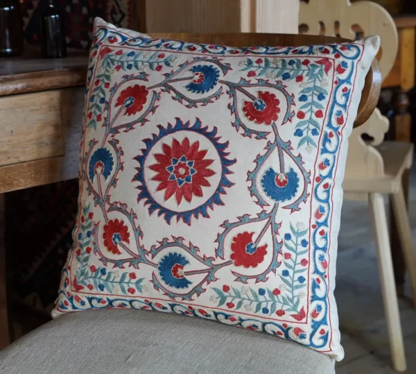 Poduszka haftowana ręcznie, jedwab na jedwabiu, rękodzieło z Uzbekistanu