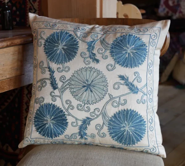 Poduszka haftowana ręcznie, jedwab na jedwabiu, rękodzieło z Uzbekistanu