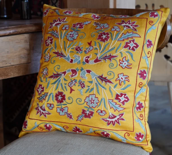 Poduszka haftowana ręcznie, jedwab na jedwabiu, rękodzieło z Uzbekistanu