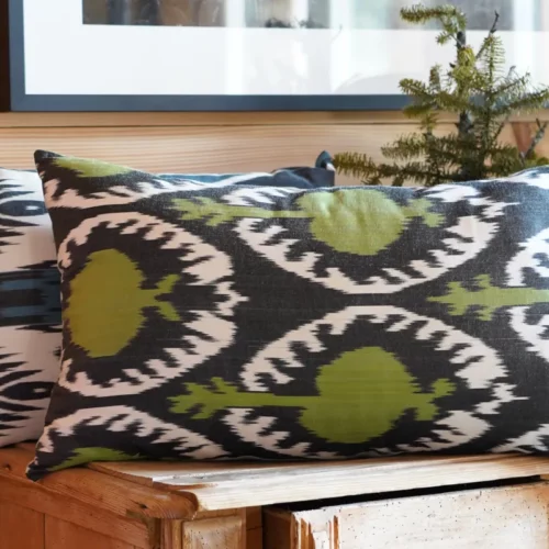 Dekoracyjna poducha "Ikatowa" z Uzbekistanu