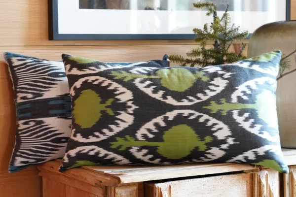 Dekoracyjna poducha "Ikatowa" z Uzbekistanu