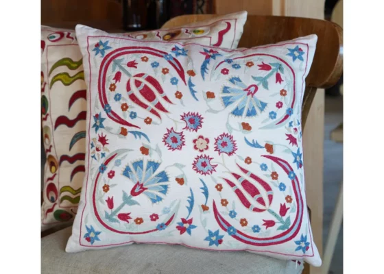 Ręcznie haftowana uzbecka poduszka jedwabna z motywem tulipanów