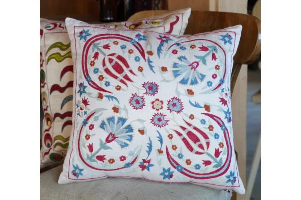 Ręcznie haftowana uzbecka poduszka jedwabna z motywem tulipanów