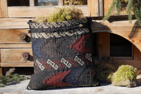 Ręcznie tkana poducha z Beludżystanu