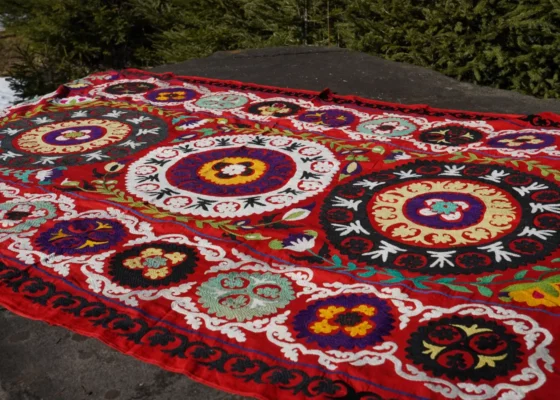 "Suzani" haftowane ręcznie, czerwony - Galeria Persja