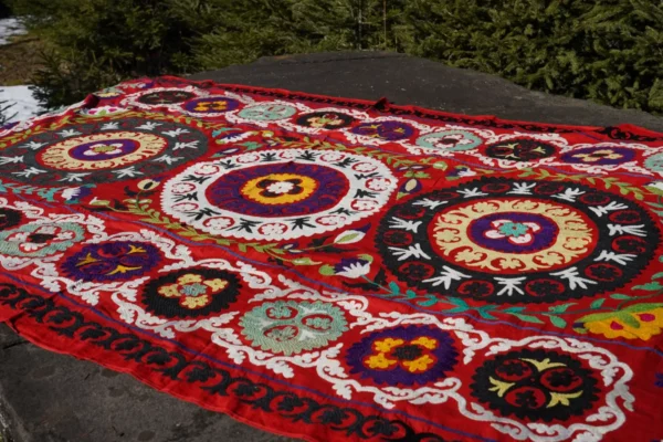 "Suzani" haftowane ręcznie, czerwony - Galeria Persja